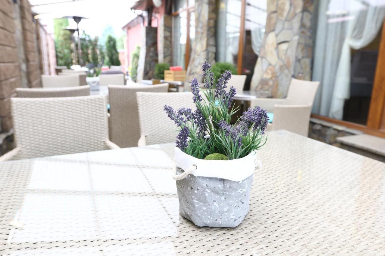 Kolobok Hotel Kniahynynok Ngoại thất bức ảnh