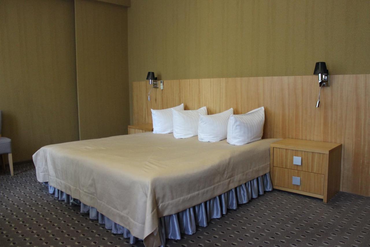 Kolobok Hotel Kniahynynok Ngoại thất bức ảnh