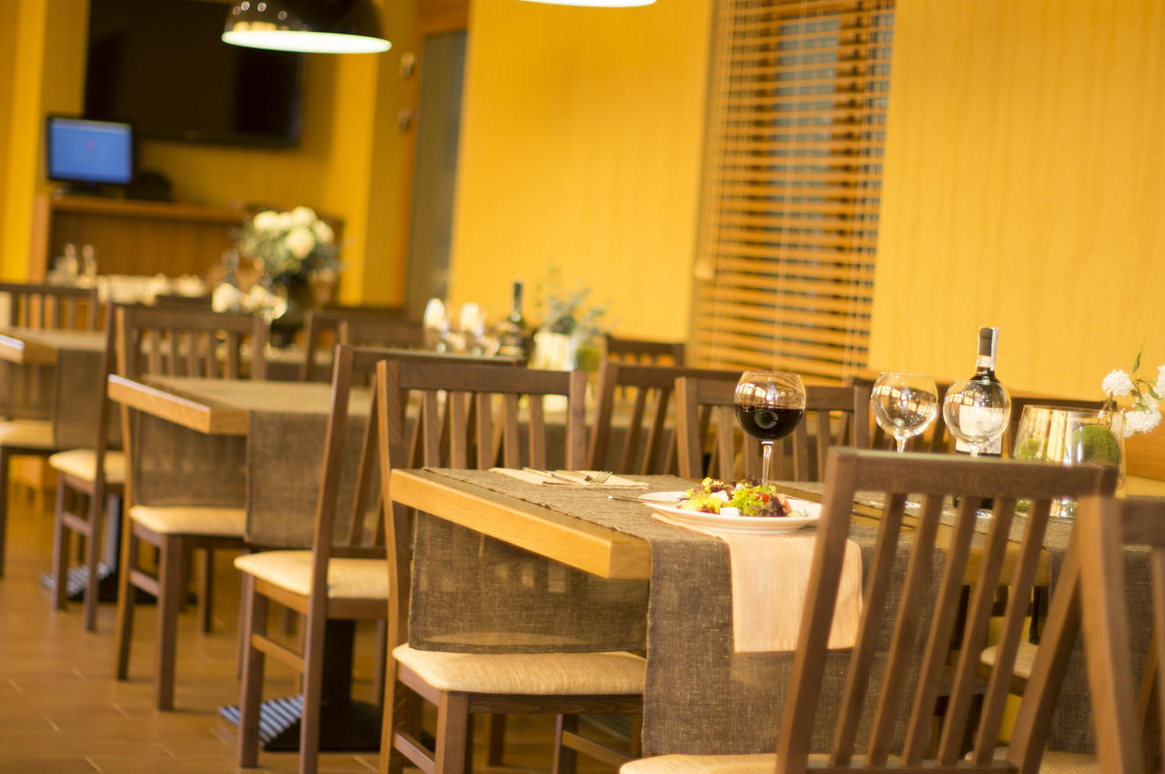 Kolobok Hotel Kniahynynok Ngoại thất bức ảnh