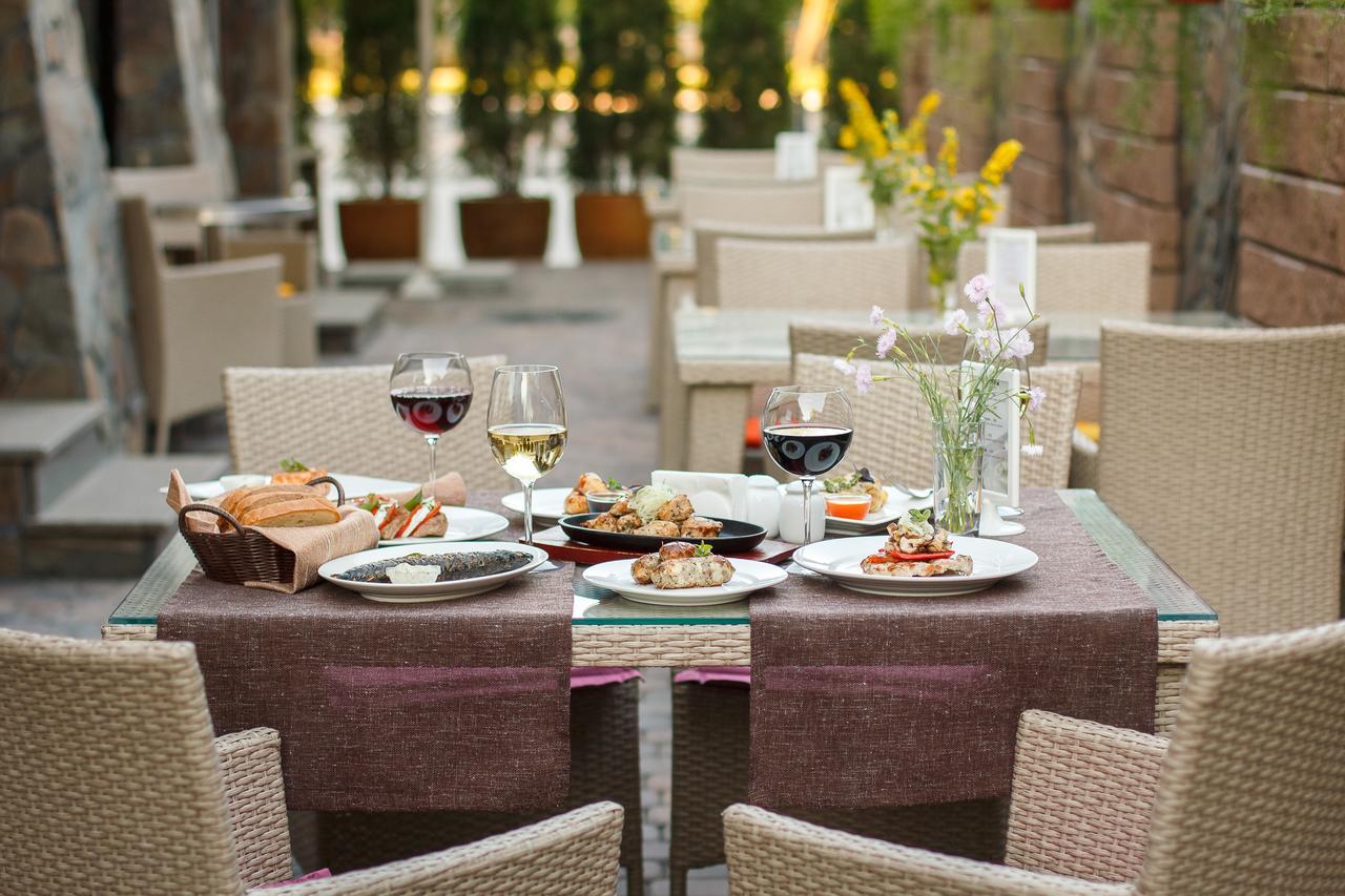 Kolobok Hotel Kniahynynok Ngoại thất bức ảnh